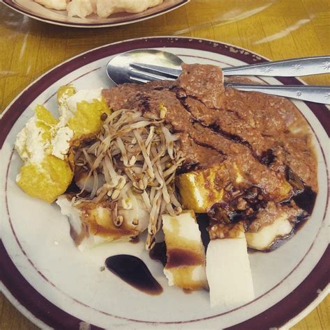 "Kupat Tahu" from the original Food sunda The Beauty of West Java
