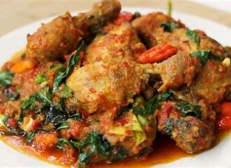 Resep Ayam Woku Khas Manado yang Lezat & Pedasnya Nendang!