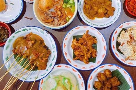 makanan Padang tersaji di atas meja makan.