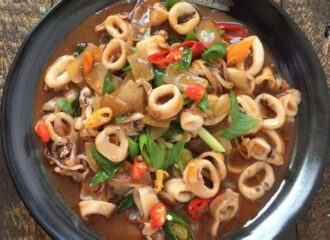 Resep Tumis cumi pedas manis oleh dewi nofitasari Cookpad