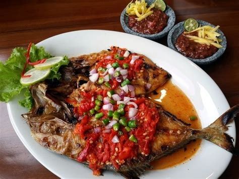 24 Makanan Khas Makassar yang Unik, Terkenal, dan Paling Enak