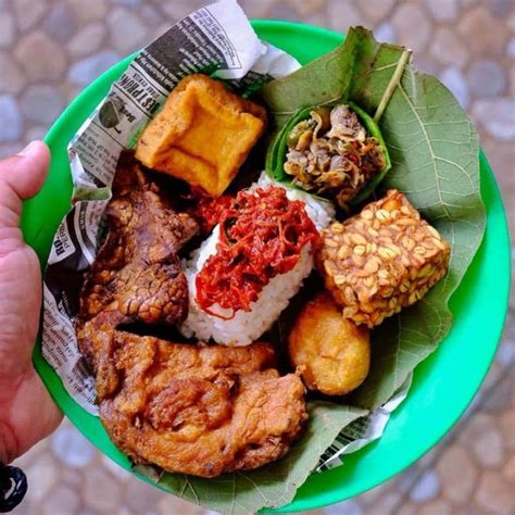 7 Rekomendasi Nasi Jamblang Terkenal Paling Enak di Cirebon Rekomendasi
