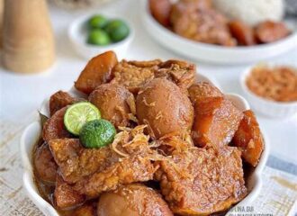 Resep Semur Ayam Kentang Telur Puyuh Kecap Manis oleh Viana Rheinata